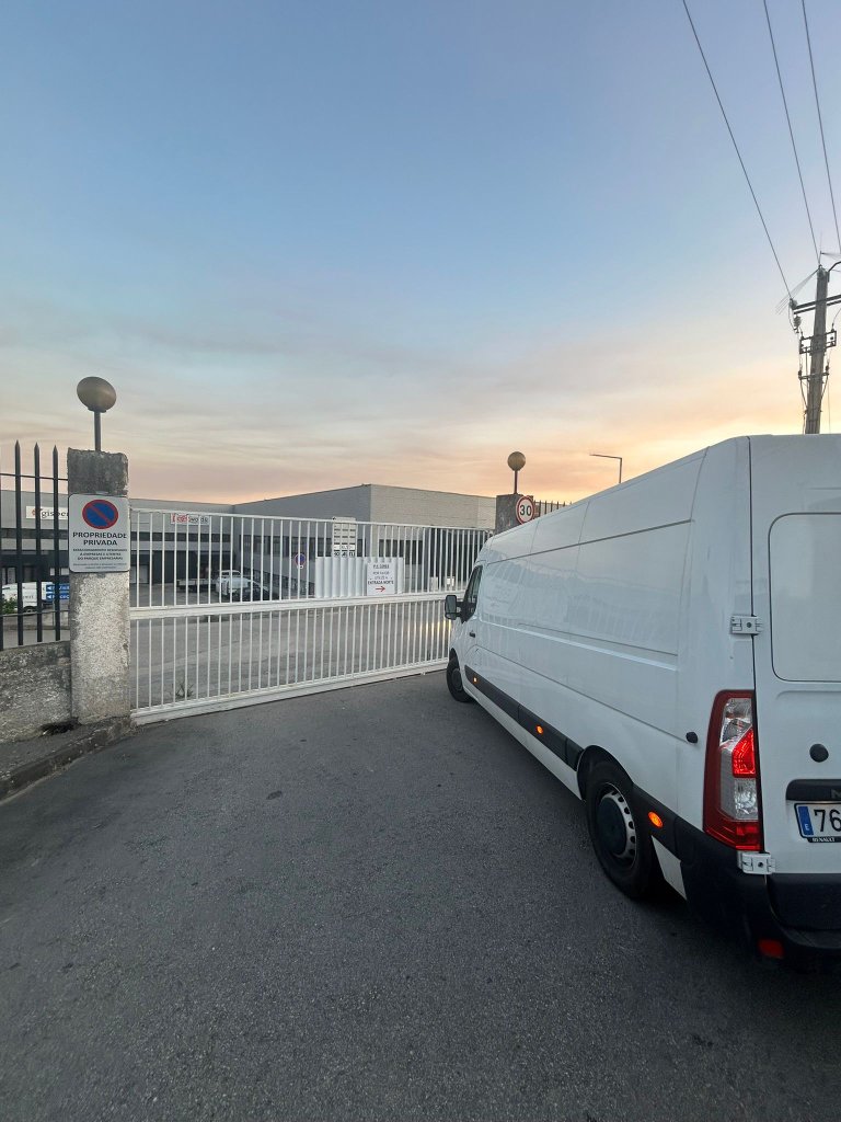 Vehículo de transporte en polígono industrial